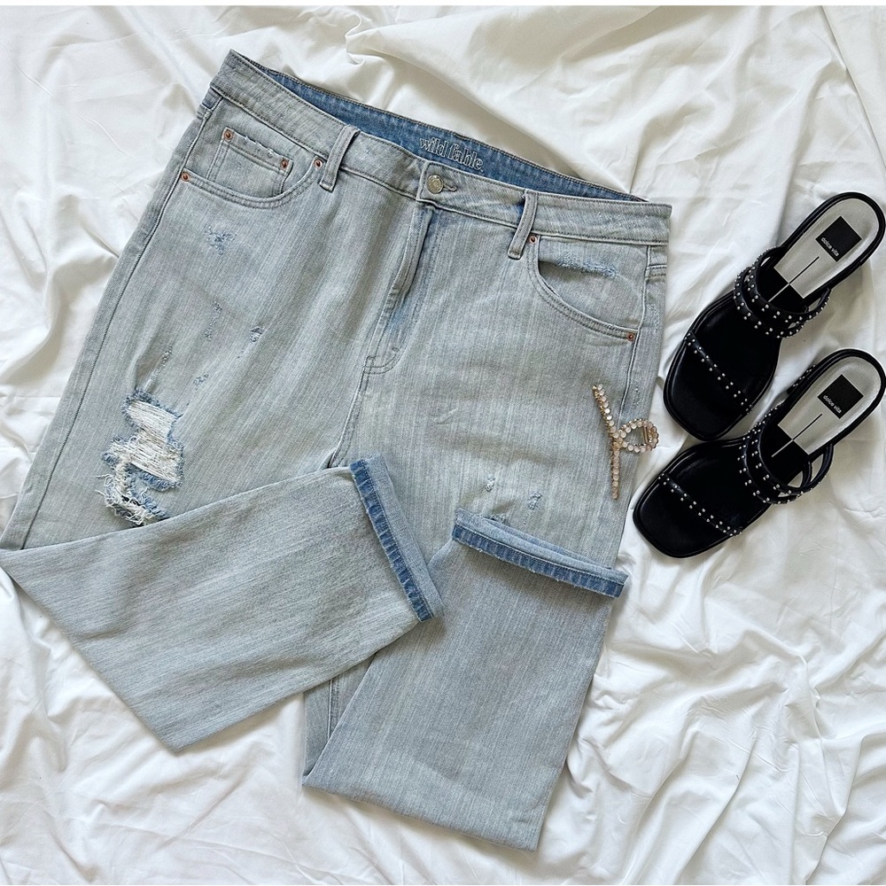 🧵Wild Fable Light Wash High-Rise Distressed Mom Jeans